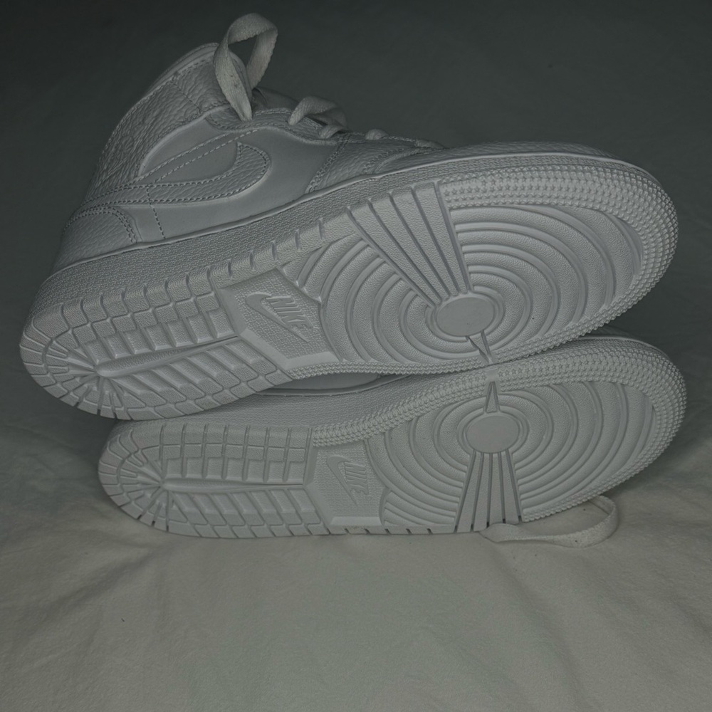 NWOT - AIR JORDAN 1 Mid Triple White Tumbled Leather Nike Size 4.5Y Sneaker Shoe - Picture 3 of 8